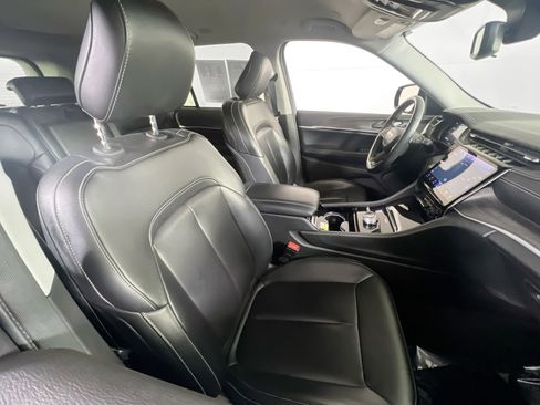 Used 2023 Jeep Grand Cherokee Limited w/ Black Appearance Package AWD/4WD image 27