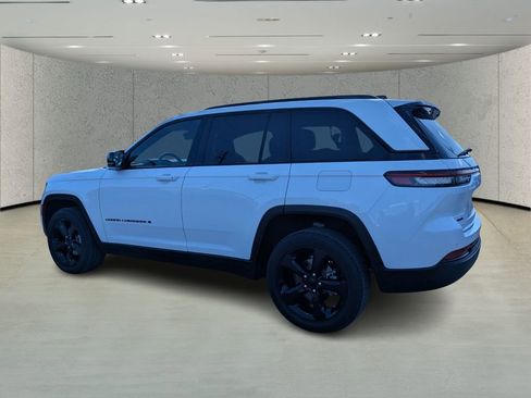 Used 2023 Jeep Grand Cherokee Altitude image 5