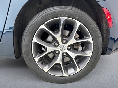 Used 2022 Chrysler Pacifica Limited AWD/4WD image 21