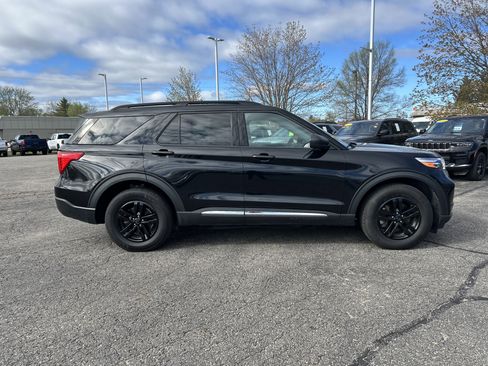 Used 2022 Ford Explorer XLT AWD/4WD image 2
