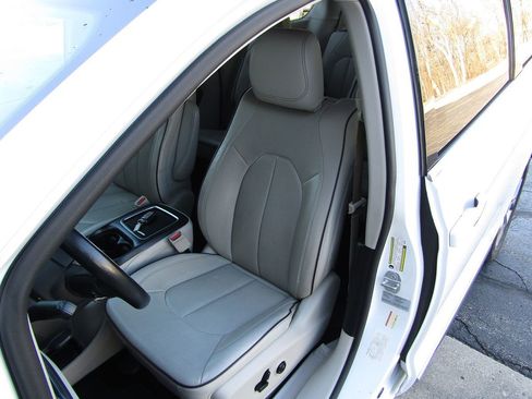 Used 2017 Chrysler Pacifica Limited FWD image 34
