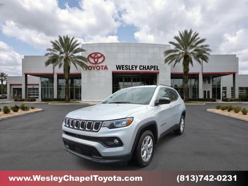 Used 2024 Jeep Compass Latitude AWD/4WD image 1