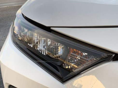 Used 2020 Toyota RAV4 LE image 9