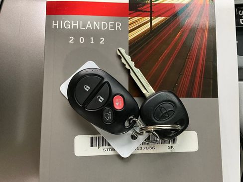 Used 2012 Toyota Highlander 4WD w/ Tech Pkg image 14