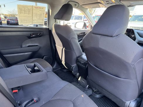 Used 2023 Toyota Highlander L image 37
