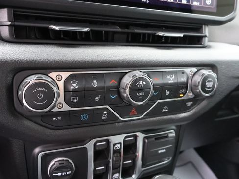 Used 2024 Jeep Wrangler Unlimited AWD/4WD image 35