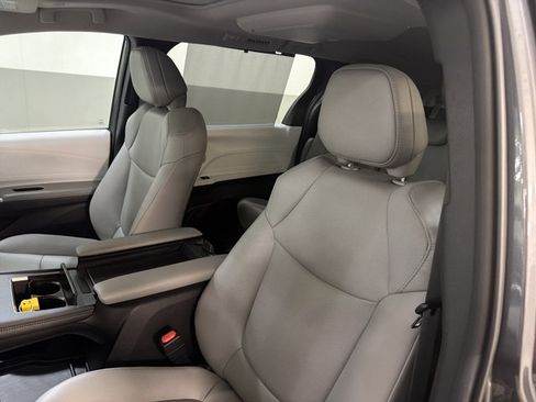 Used 2025 Toyota Sienna XLE w/ XLE Plus Package FWD image 14