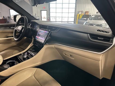 Used 2023 Jeep Grand Cherokee L Limited w/ Luxury Tech Group II image 31