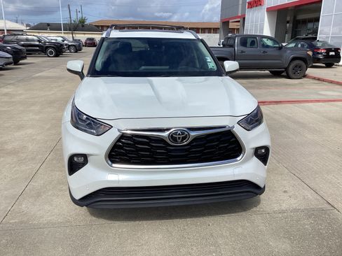 Used 2023 Toyota Highlander Limited FWD image 2