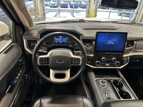 Used 2022 Ford Expedition XLT image 2