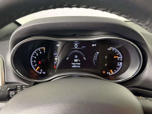 Used 2020 Jeep Grand Cherokee Laredo image 3