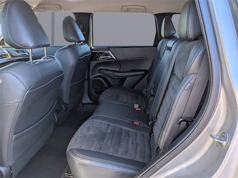 Used 2022 Mitsubishi Outlander SE image 16