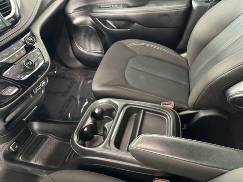 Used 2023 Chrysler Pacifica Touring image 25