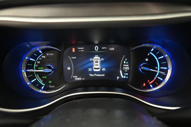 Used 2024 Chrysler Pacifica Limited FWD image 17