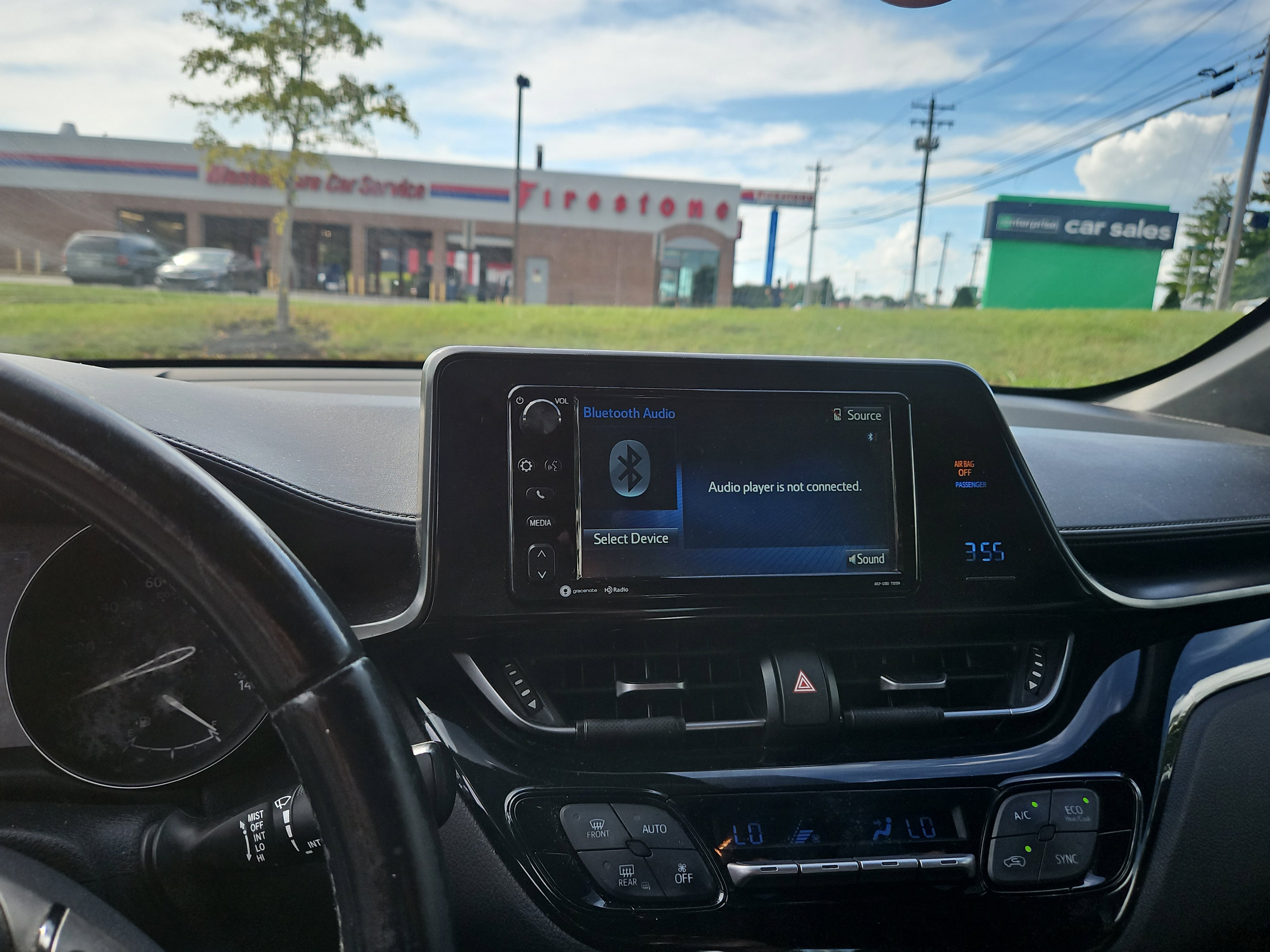 Used 2018 Toyota C-HR XLE FWD image 3