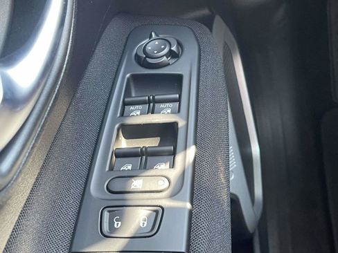 Used 2018 Jeep Renegade Latitude FWD image 24