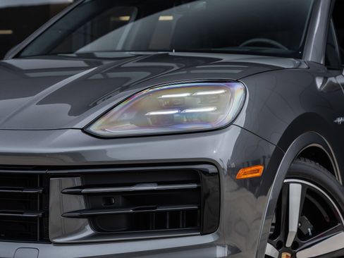 Certified 2025 Porsche Cayenne S w/ Premium Package Plus AWD/4WD image 15