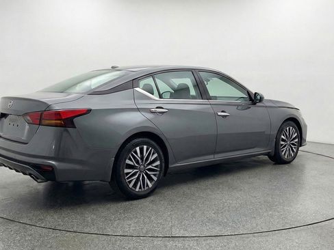 Used 2025 Nissan Altima 2.5 SV FWD image 9