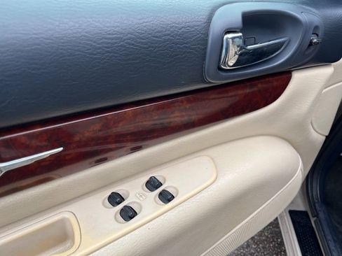Used 2002 Chrysler Sebring Limited image 24
