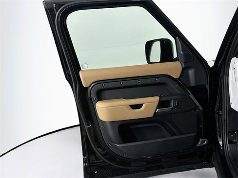Used 2025 Land Rover Defender 110 S image 11