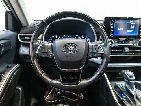Used 2021 Toyota Highlander XLE AWD/4WD image 16