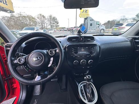 Used 2016 Kia Soul + image 12