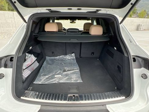 Certified 2025 Porsche Cayenne AWD/4WD image 28