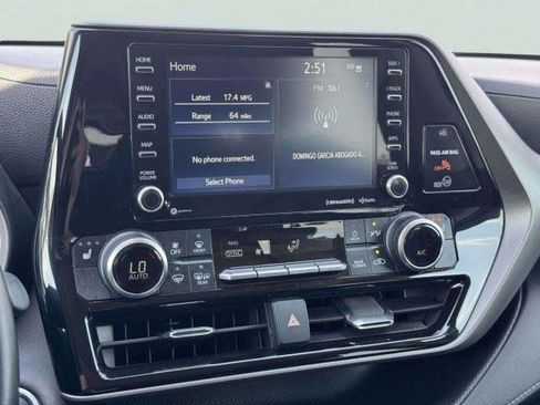 Used 2021 Toyota Highlander XLE AWD/4WD image 32