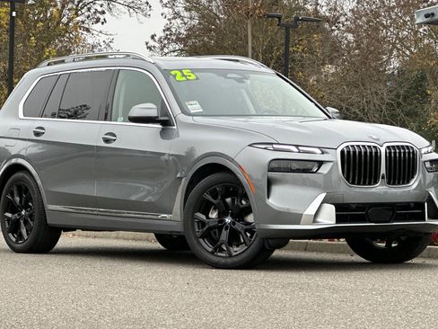 Used 2025 BMW X7 xDrive40i w/ Premium Package image 2