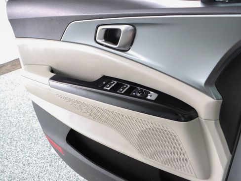 Used 2023 Kia Carnival LX image 21