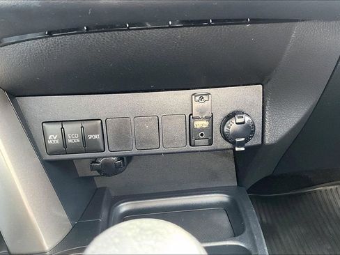 Used 2018 Toyota RAV4 XLE image 32