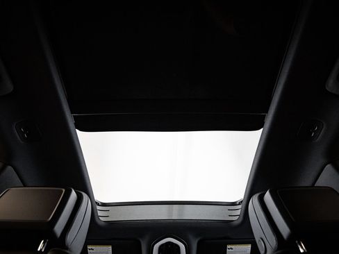 Certified 2024 Porsche Macan AWD/4WD image 30