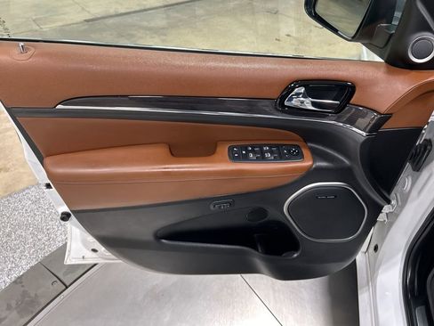 Used 2021 Jeep Grand Cherokee Overland AWD/4WD image 15