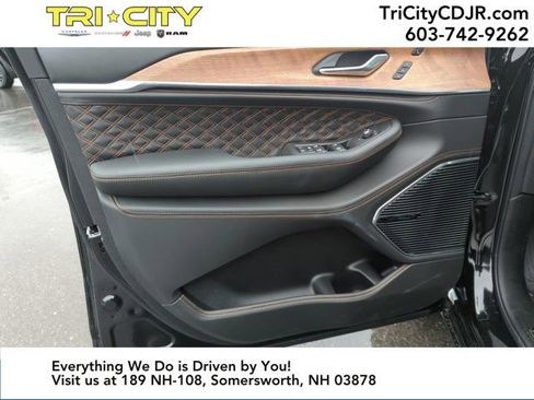 Used 2025 Jeep Grand Cherokee L Summit image 12