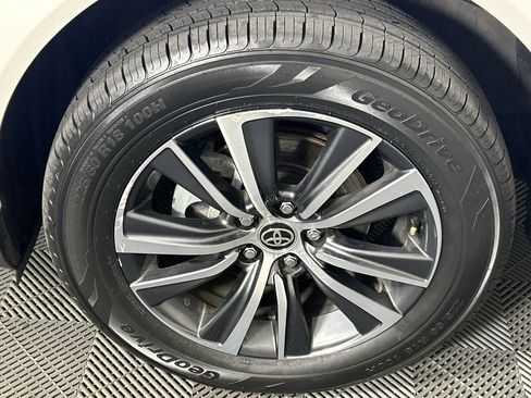 Used 2023 Toyota Venza LE image 9