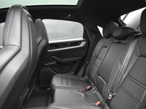 Used 2024 Porsche Cayenne Coupe image 8