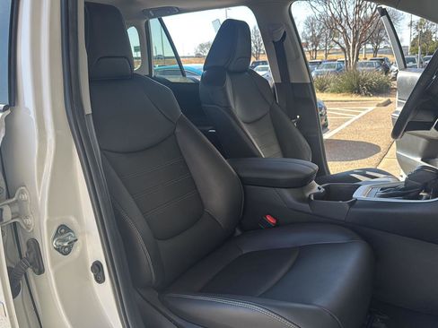 Used 2023 Toyota RAV4 XLE Premium image 19