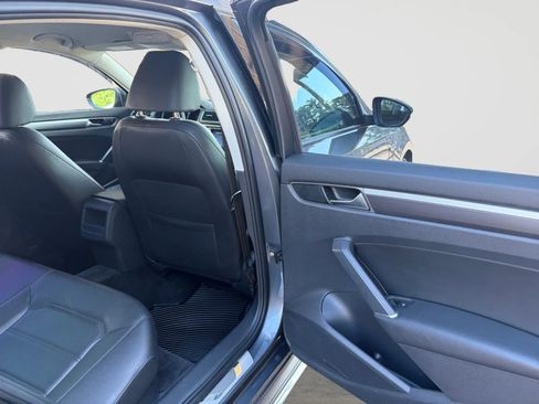Used 2018 Volkswagen Passat 2.0T R-Line FWD image 17