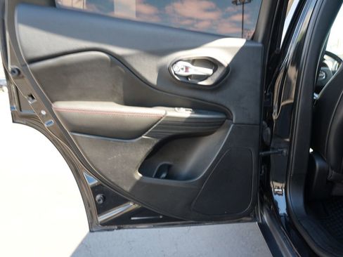 Used 2016 Jeep Cherokee Trailhawk AWD/4WD image 19