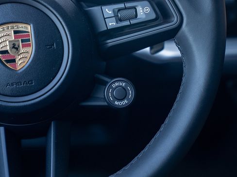 Certified 2025 Porsche Cayenne Coupe image 9