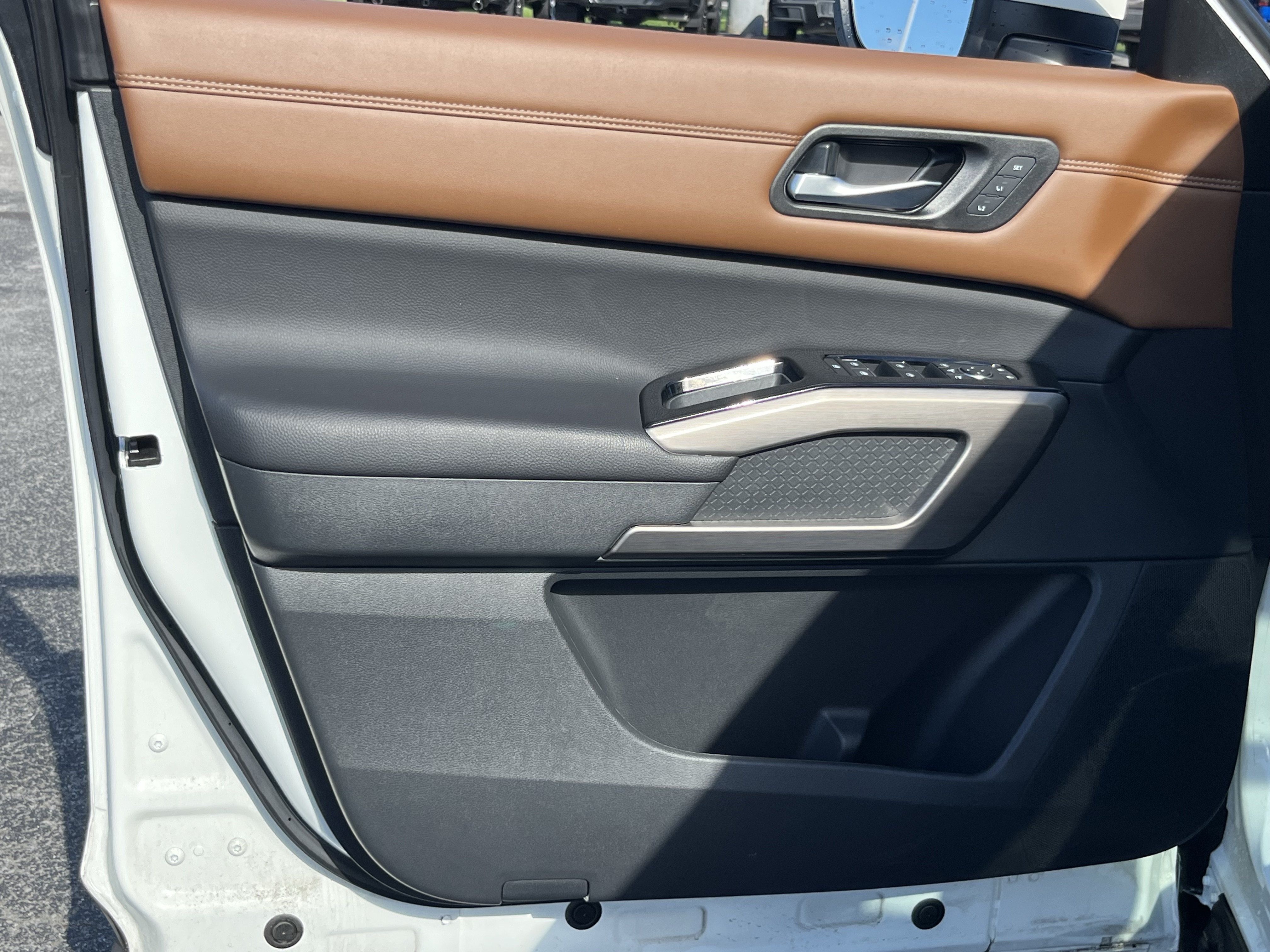 Used 2024 Nissan Pathfinder Platinum w/ Cargo Package AWD/4WD image 19