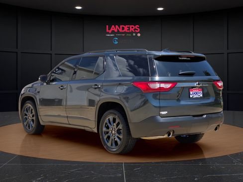 Used 2021 Chevrolet Traverse RS FWD image 2