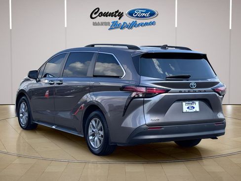 Used 2022 Toyota Sienna XLE w/ XLE Plus Package image 13