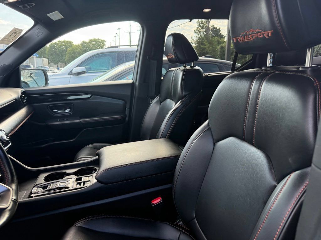 Used 2025 Honda Pilot TrailSport image 9
