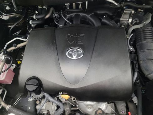 Used 2021 Toyota Highlander L FWD image 30