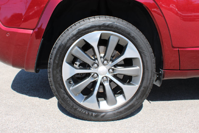 Used 2019 Jeep Cherokee Overland w/ Technology Group AWD/4WD image 38