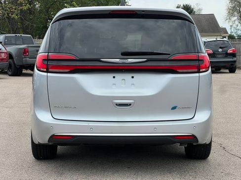 Used 2023 Chrysler Pacifica Touring-L FWD image 43