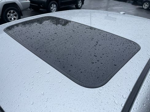 Used 2010 Toyota Camry XLE image 12