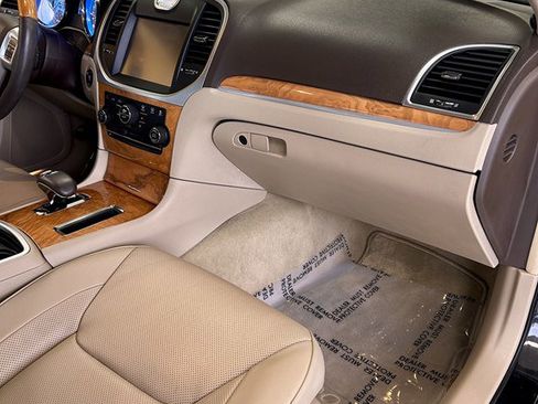 Used 2014 Chrysler 300 C image 12