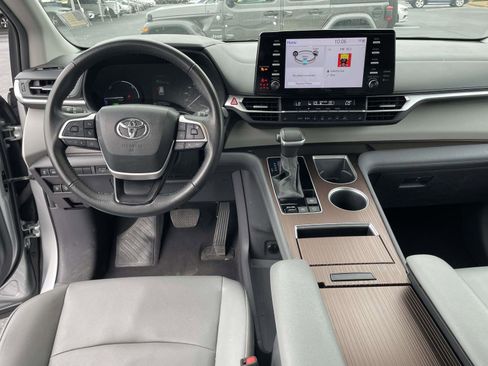 Used 2024 Toyota Sienna XLE FWD image 13